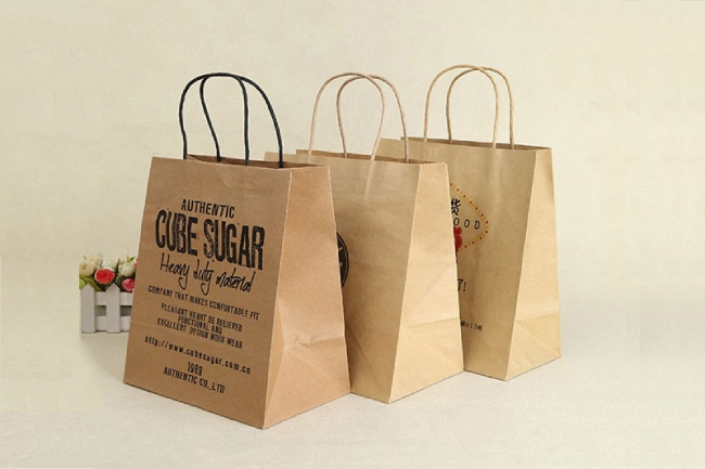 Túi giấy kraft có quai được xem là giải pháp đóng gói hàng hóa thân thiện với môi trường